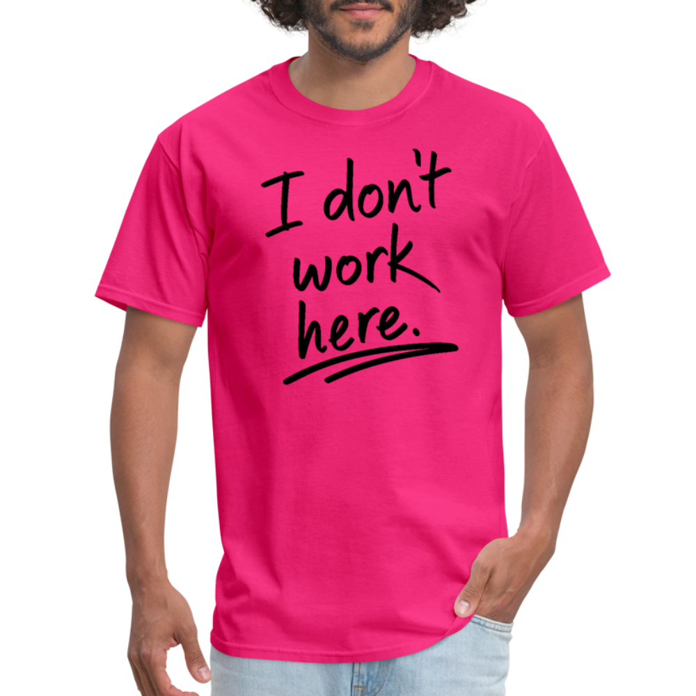 I Don't Work Here T-Shirt - fuchsia