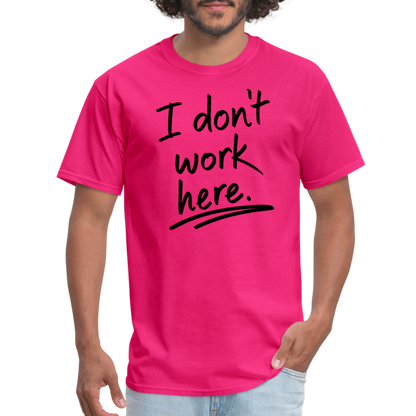 I Don't Work Here T-Shirt - fuchsia