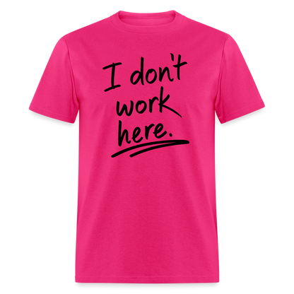 I Don't Work Here T-Shirt - fuchsia